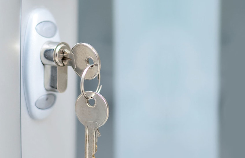 تفاوت قفل الکترونیکی و قفل مکانیکی در چیست؟ (مقایسه و بررسی کاربردها)