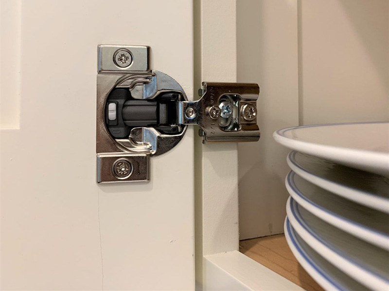 مقایسه لولای کابینت فلزی و چوبی