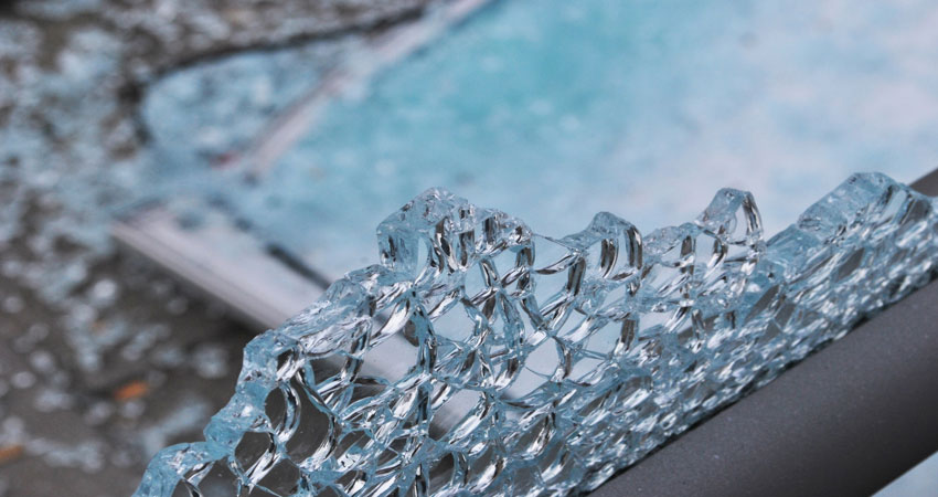 دلایل شکستن شیشه سکوریت | چرا خودکشی می کند؟