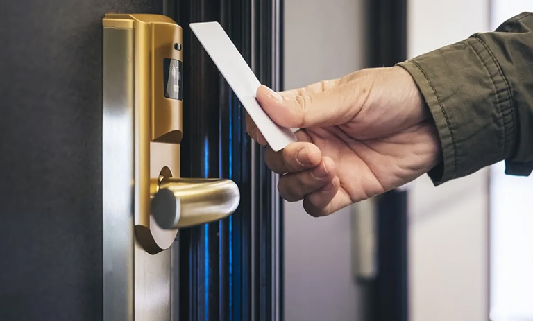 بررسی تفاوت های قفل هتلی آنلاین با آفلاین