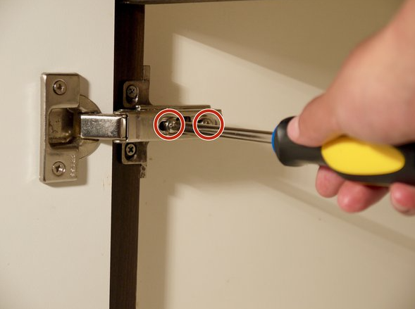 چگونه می‌ توانیم لولای کابینت را تعویض کنیم؟