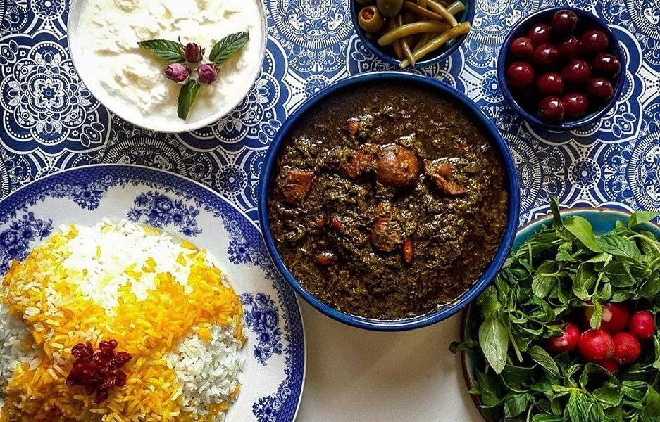 اگر میخواهید خوشمزه ترین خورشت قورمه سبزی را بپزید از این سبزی ها استفاده کنید