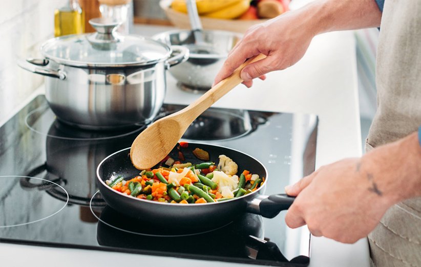 ۸ ماده غذایی که خوردن پخته آن‌ها فایده‌ای ندارد