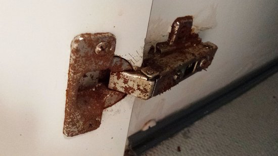 جلوگیری از زنگ زدن لولای کابینت با چند راهکار کاربردی