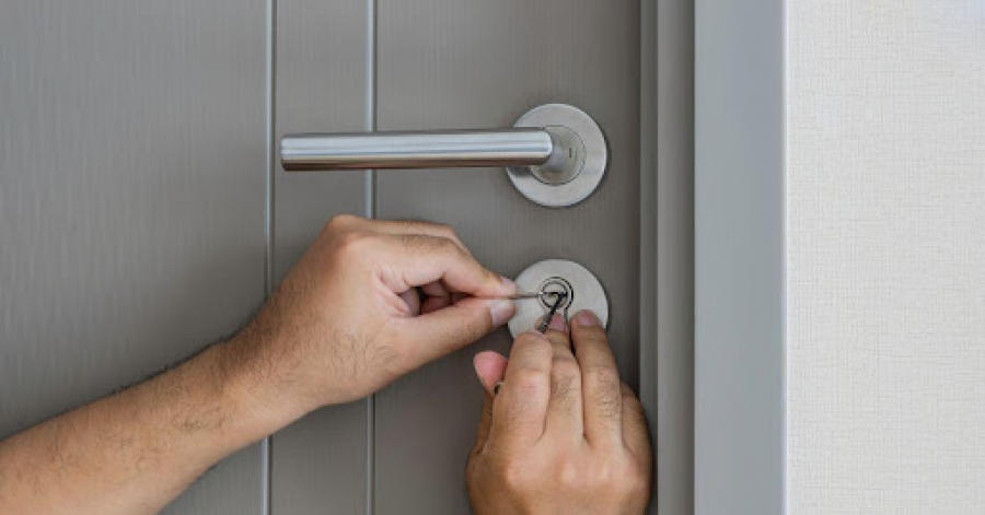 چگونه دری که پشتش کلید است را باز کنیم؟