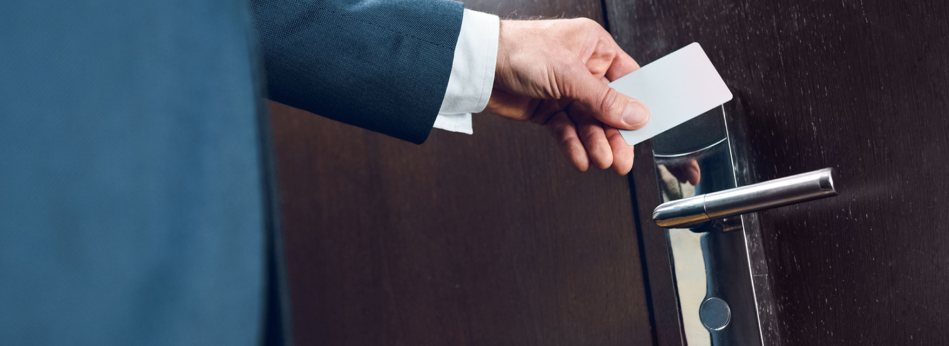 تفاوت قفل هتلی آنلاین با آفلاین | کدام یک بهتر هستند؟