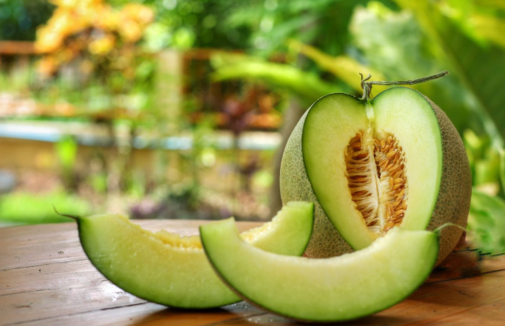 خواص و مضرات آب طالبی