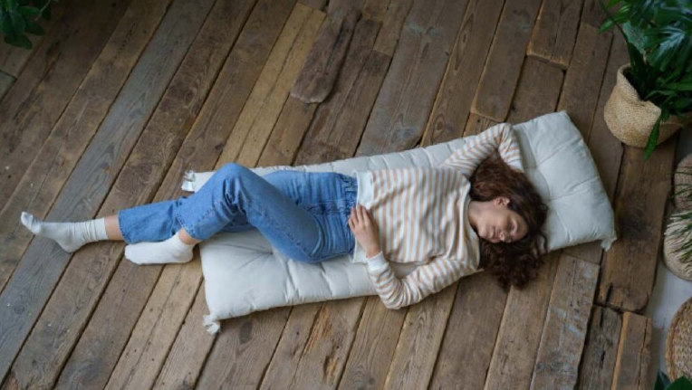 خوابیدن روی زمین بهتر است یا تخت؟