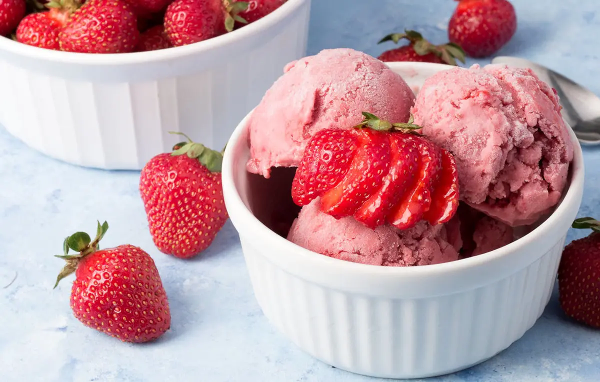 طرز تهیه بستنی توت فرنگی خانگی